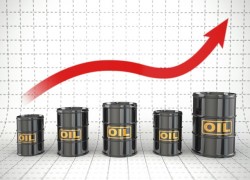 Нефть на биржах слегка подорожала