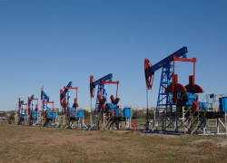 Цены на нефть слегка корректируются