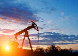 Нефть Brent начала неделю со снижения цены до $56,8 за баррель