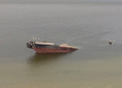 На Херсонщине затонула самоходная баржа с нефтепродуктами