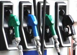 В течение недели средние цены на светлые нефтепродукты и СУГ в рознице росли, а в мелком опте падали