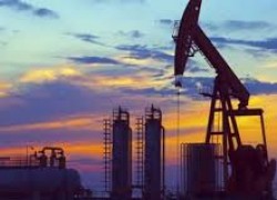 Нефть сдержанно дешевеет