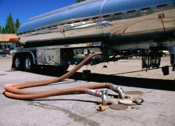 Светлые нефтепродукты в мелком опте за неделю выросли в цене