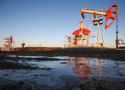 Нефтяные цены слабо снижаются после роста накануне