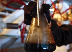 Цены на нефть снижаются на ожиданиях данных о запасах в США