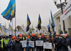 Шахтеры из Угледара требуют под Радой погашения долгов по зарплате