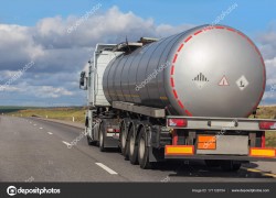 Поляки не пропускають в Україну бензовози та гуманітарну допомогу