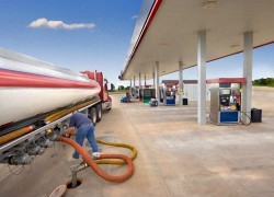 Топливо в мелком опте продолжает дешеветь