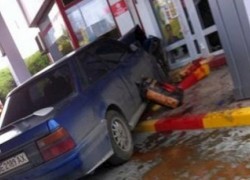 Работника АЗС прижал к стене пьяный водитель
