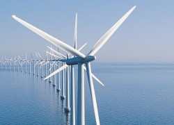 Німецький енергетичний гігант RWE тимчасово зупинив усі свої офшорні вітрові проєкти у Сполучених Штатах, посилаючись на політичну невизначеність, спричинену адміністрацією президента Дональда Трампа.